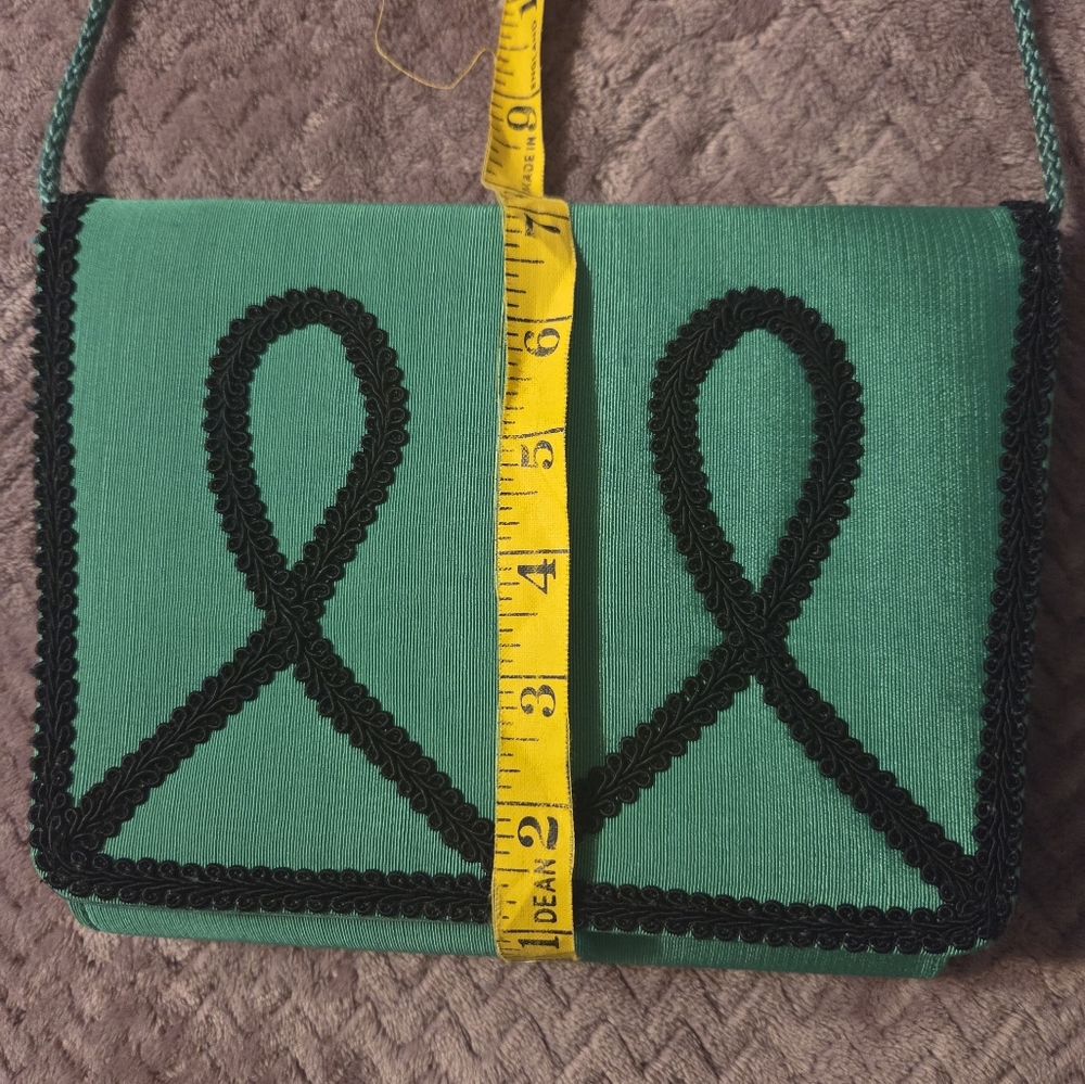Elegant Green Canvas Handbag with Black Accents - Picture 4 of 8